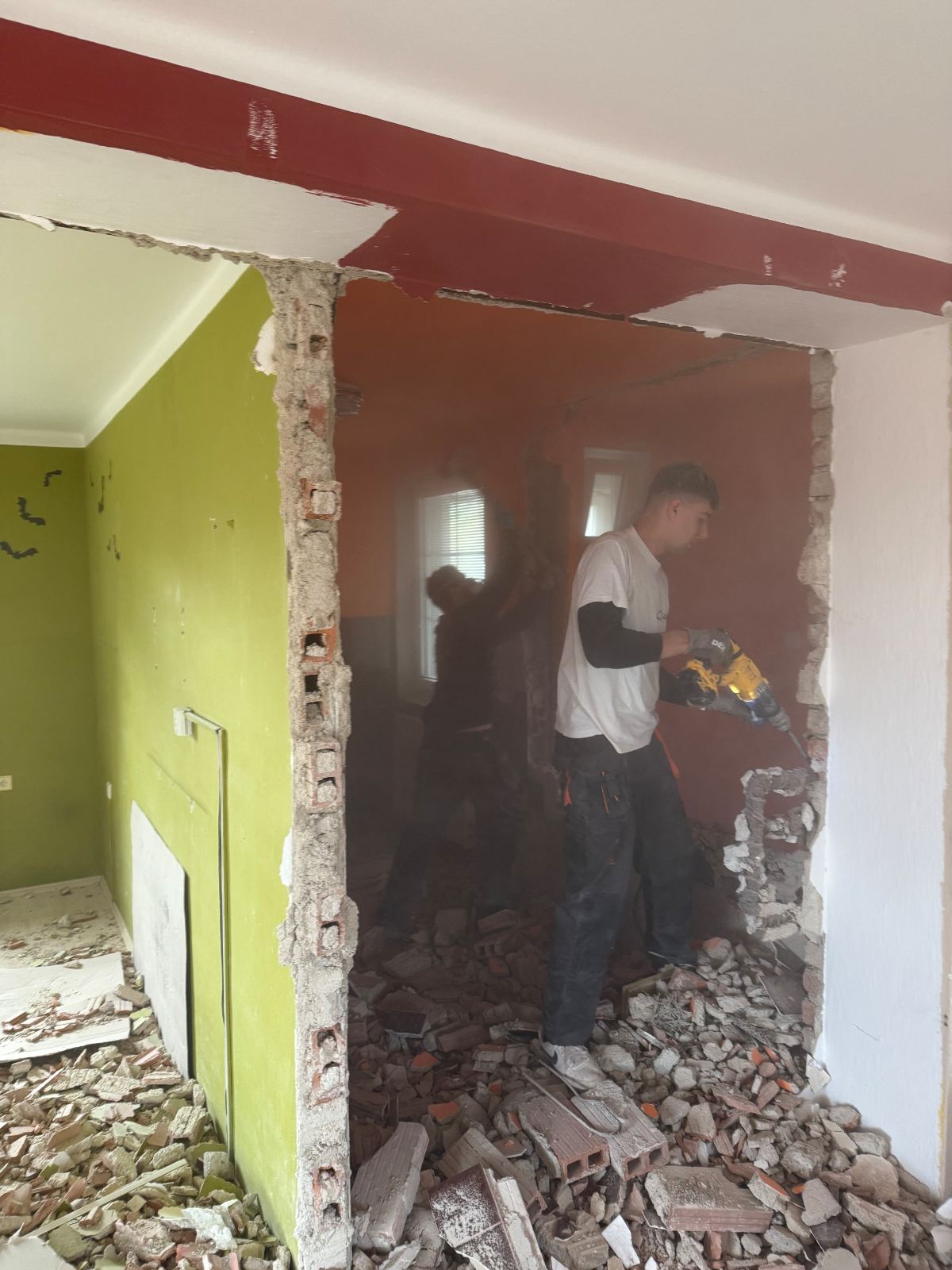 Podepření stropu stavebními stojkami při bourání nosné stěny